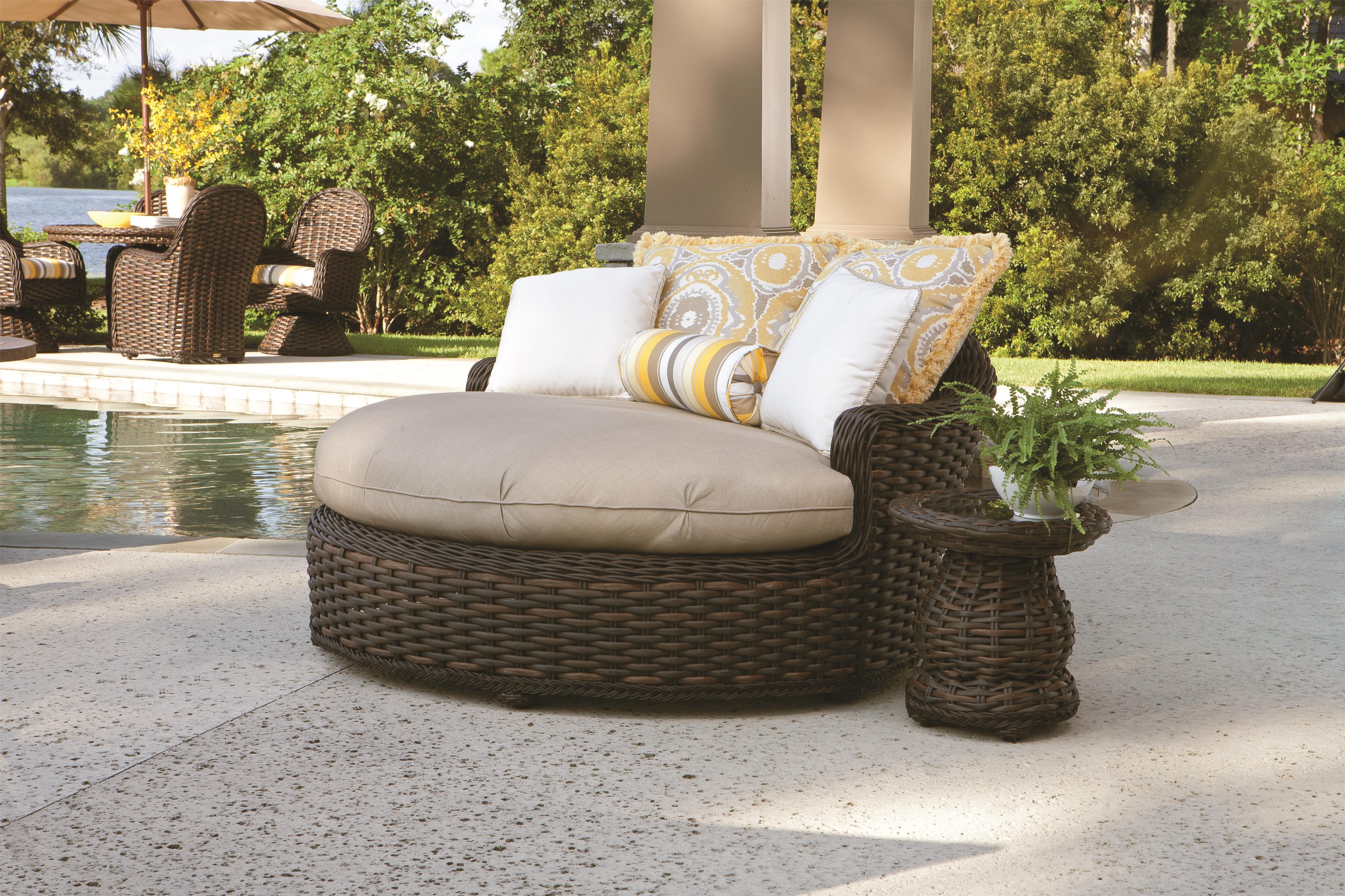 Lane Venture South Hampton Round Chaise Lounge | Jacksonville Furniture